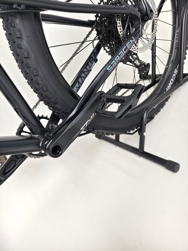 Close-up of the rear derailleur of the Saracen Mantra Elite LSL 2021 bike, showcasing its technical features. Available at eMado.