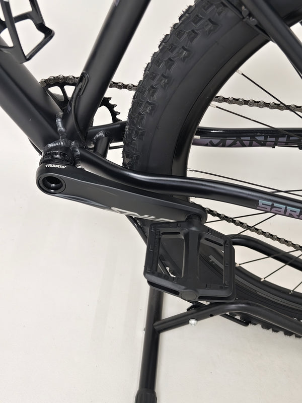 Rear view showcasing the frame and wheel of the Saracen Mantra Elite LSL 2021 bike, emphasizing its stability on trails. Available at eMado.