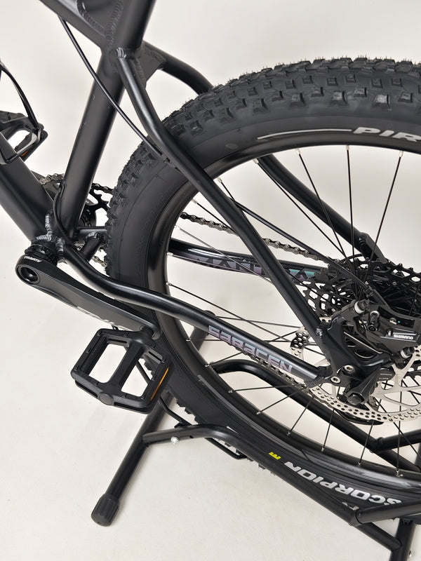 Side view of the Pirelli Scorpion tire on the Saracen Mantra Elite LSL 2021 bike, emphasizing its design for performance. Available at eMado.