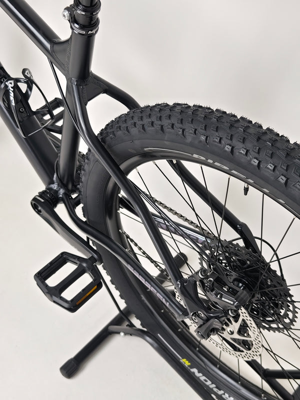 Side view of the rear wheel of the Saracen Mantra Elite LSL 2021 bike, highlighting design and performance features. Available at eMado.
