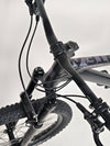 Detailed view of the wheel rim and tire on the Saracen Mantra Elite LSL 2021 bike, showcasing its traction capabilities. Available at eMado.