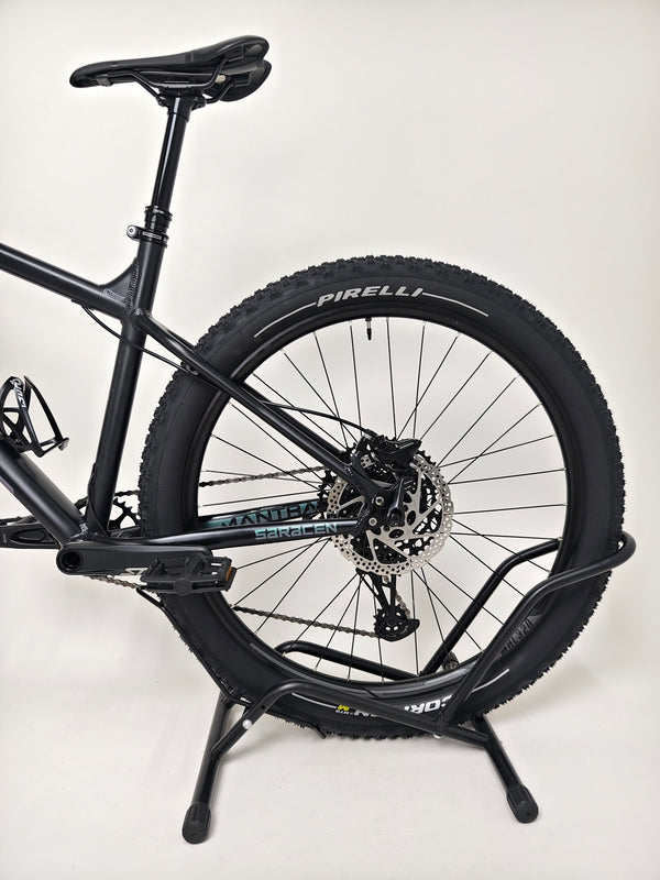 Side view of the rear wheel and drivetrain of the Saracen Mantra Elite LSL 2021 bike, emphasizing its integrated technical features. Available at eMado.