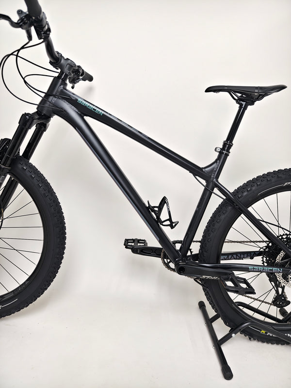 Close-up of the frame detailing and handlebars of the Saracen Mantra Elite LSL 2021 bike, showcasing its modern design. Available at eMado.