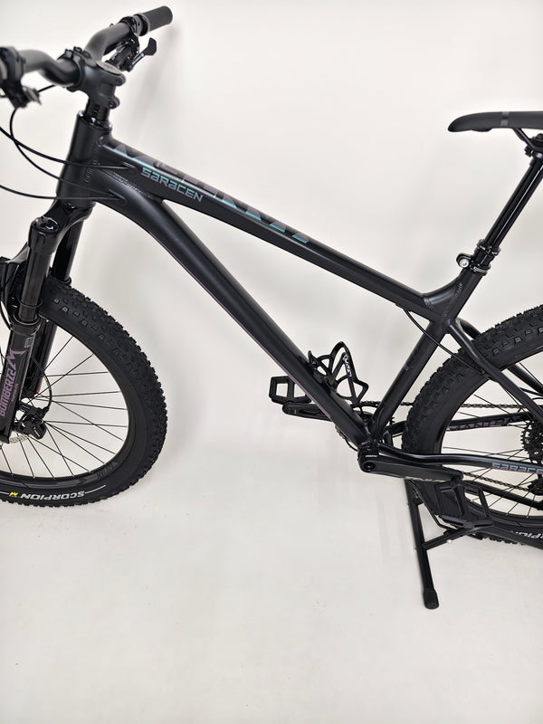 Close-up view of the SRAM NX Eagle drivetrain on the Saracen Mantra Elite LSL 2021 bike illustrating its innovation. Available at eMado.