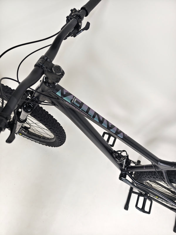 Interior angle of the Saracen Mantra Elite LSL 2021 bike showcasing the chainset and brake components for enhanced performance. Available at eMado.