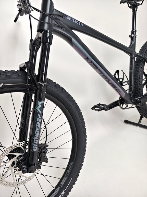 Close-up of the Marzocchi Bomber Z2 suspension fork on the Saracen Mantra Elite LSL 2021 bike, emphasizing its performance features. Available at eMado.