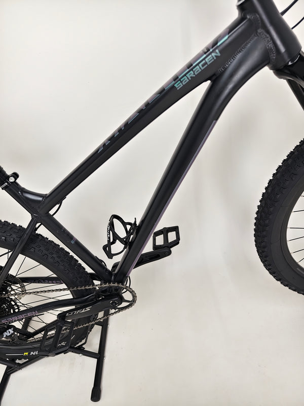 Detailed view of the frame and pedals of the Saracen Mantra Elite LSL 2021 hardtail trail bike, highlighting its sturdy construction. Available at eMado.