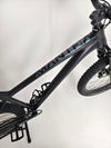 Side view of the rear wheel and brake system of the Saracen Mantra Elite LSL 2021 bike, emphasizing its technical features. Available at eMado.