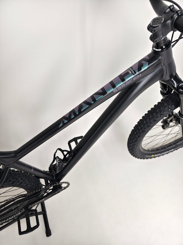 Side view of the rear wheel and brake system of the Saracen Mantra Elite LSL 2021 bike, emphasizing its technical features. Available at eMado.
