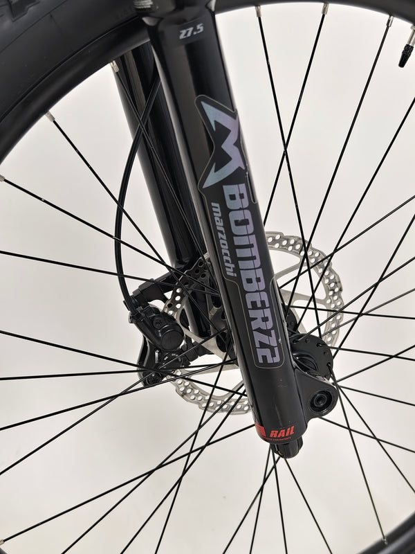 Detailed shot of the rear brake system on the Saracen Mantra Elite LSL 2021 bike, underscoring its advanced features. Available at eMado.