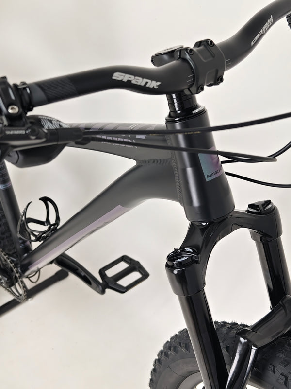 Close-up of the handlebars and controls of the Saracen Mantra Elite LSL 2021 bike, emphasizing its user-friendly features. Available at eMado.