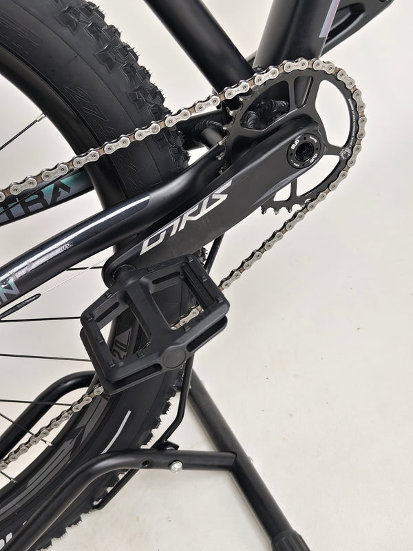 Close-up image of the gearing system on the Saracen Mantra Elite LSL 2021 bike, showcasing its gear precision and smooth performance. Available at eMado.