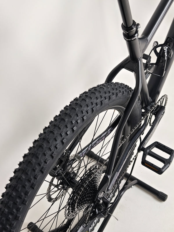 Close-up of the frame and gearing system on the Saracen Mantra Elite LSL 2021 bike, highlighting its technology. Available at eMado.