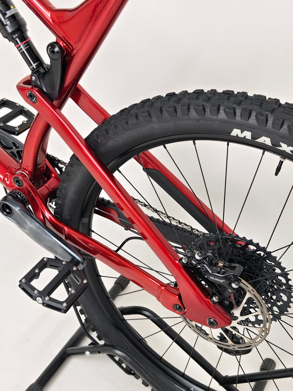 Nukeproof Reactor 290 PRO 2023 angled view highlighting the details at eMado Bikes.