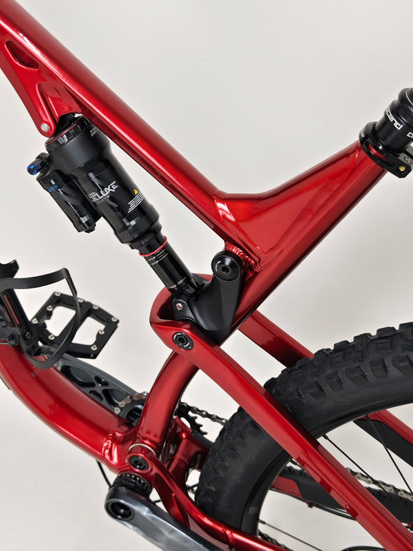 Detail of the RockShox Super Deluxe shock on the Nukeproof Reactor 290 PRO 2023 at eMado Bikes.