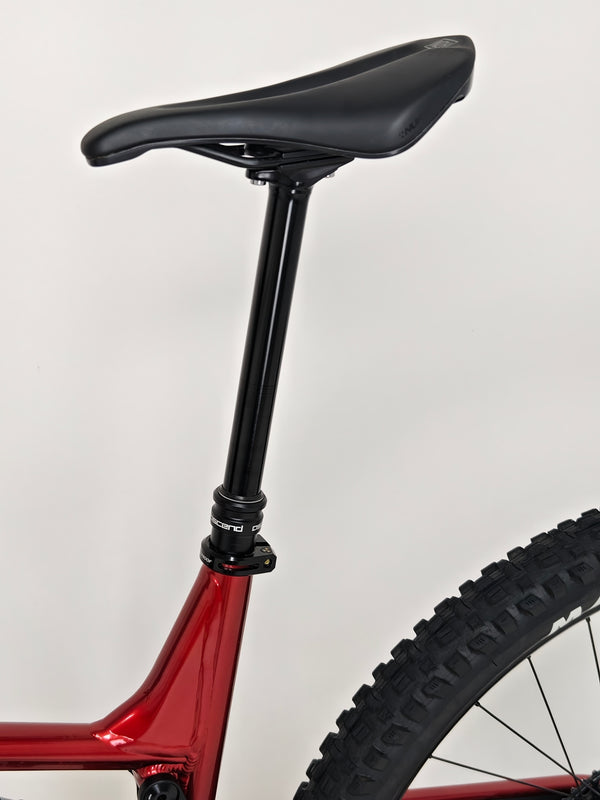 Seat post in focus on the Nukeproof Reactor 290 PRO 2023, highlighting the adjustable feature at eMado Bikes.