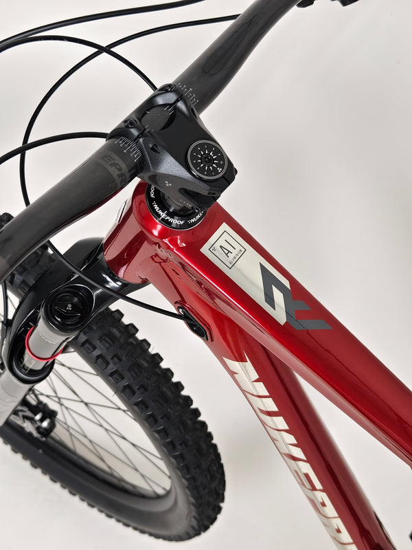 Image revealing the fork crown of the Nukeproof Reactor 290 PRO 2023 at eMado Bikes.