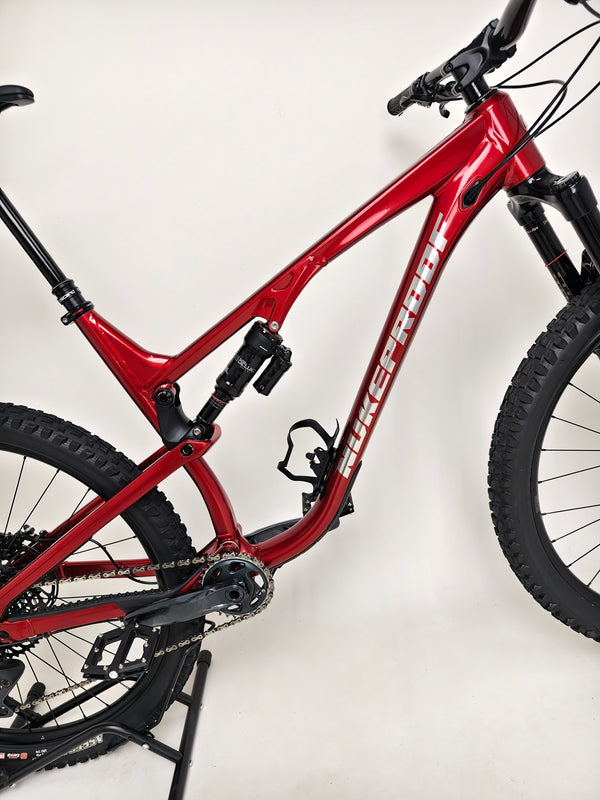 Nukeproof Reactor 290 PRO 2023 frame close-up showcasing the sleek Rosso Red finish at eMado Bikes.