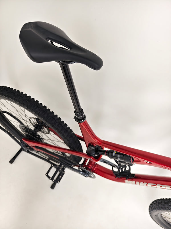 Close-up of the seat and dropper post of the Nukeproof Reactor 290 PRO 2023 available at eMado Bikes.