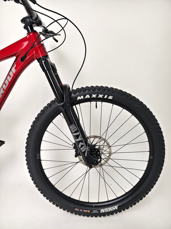 Front suspension of the Nukeproof Reactor 290 PRO 2023 featuring RockShox Lyrik fork at eMado Bikes.