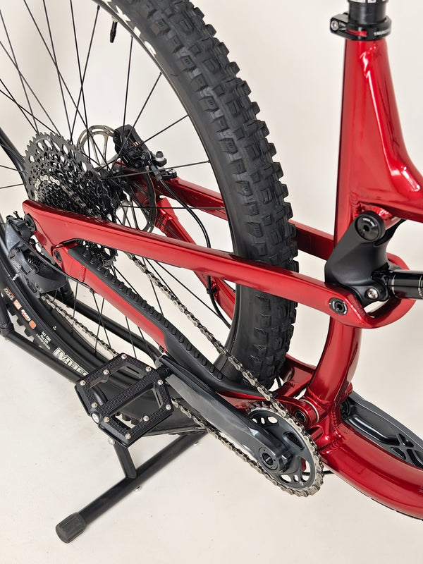 Detailed view of the rear triangle and drivetrain on the Nukeproof Reactor 290 PRO 2023 at eMado Bikes.