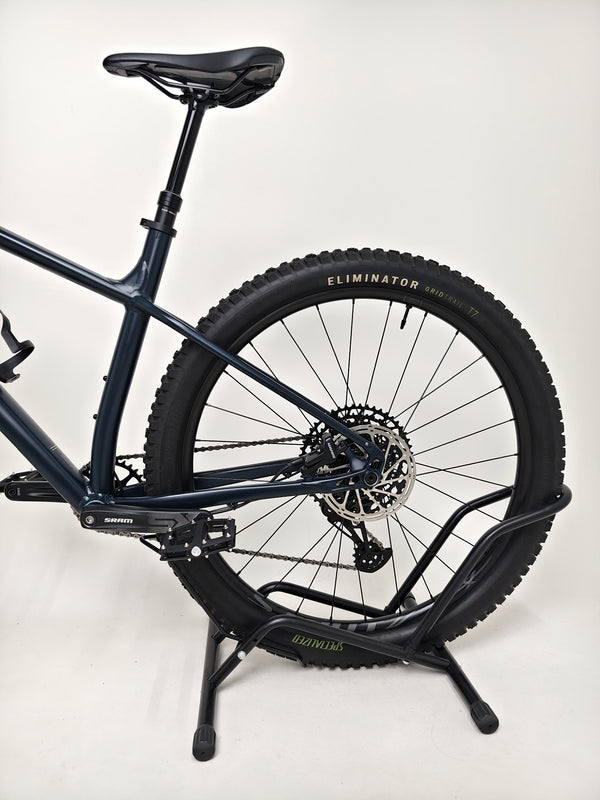 Side view of the frame and pedals on Specialized Fuse Sport 27.5 2024 in Excellent Condition at eMado Bikes, emphasizing its structural design.