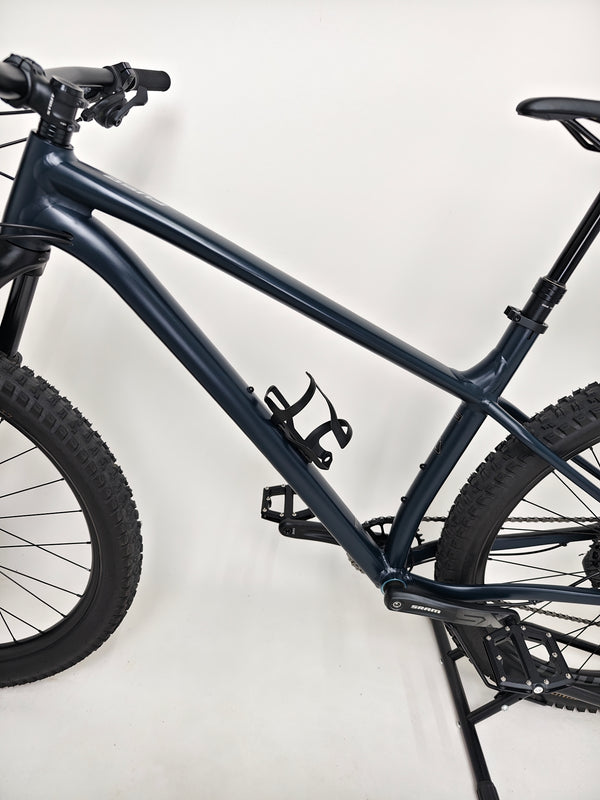 Detailed view of the tire and crankset on the Specialized Fuse Sport 27.5 2024 in Excellent Condition at eMado Bikes.