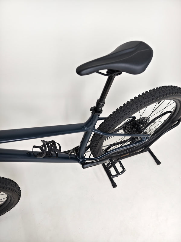 Angle shot of handlebars and grips on the Specialized Fuse Sport 27.5 2024 in Excellent Condition at eMado Bikes.