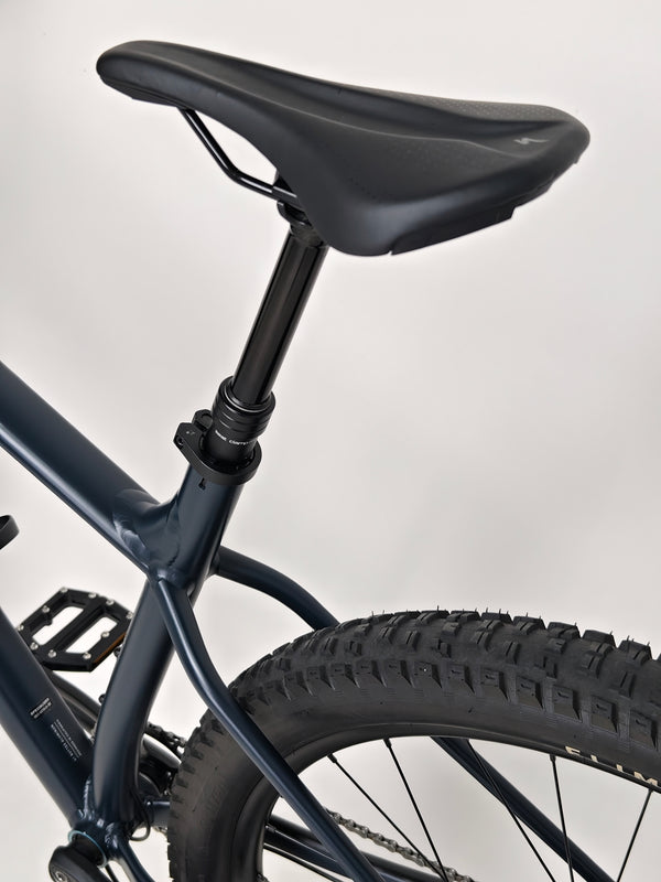 Close-up view of the bike frame and water bottle holder on Specialized Fuse Sport 27.5 2024 in Excellent Condition at eMado Bikes.