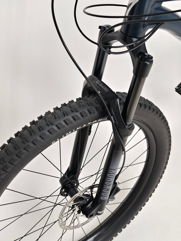 Detail view of the bike’s seat height adjustment on the Specialized Fuse Sport 27.5 2024 in Excellent Condition at eMado Bikes.