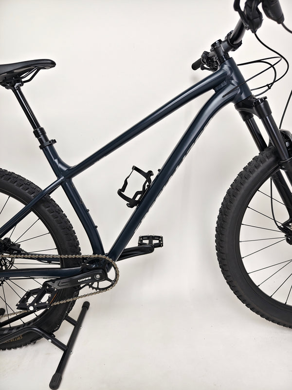 Mid-section view of Specialized Fuse Sport 27.5 2024 in Excellent Condition at eMado Bikes, emphasizing the bike's sleek color and internal cable routing.