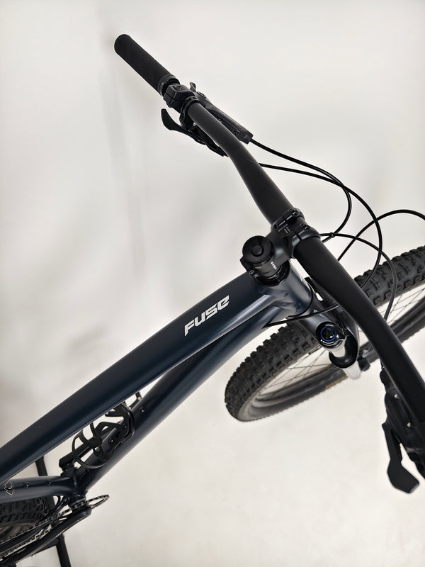 Handlebars seen from above on Specialized Fuse Sport 27.5 2024 in Excellent Condition at eMado Bikes.