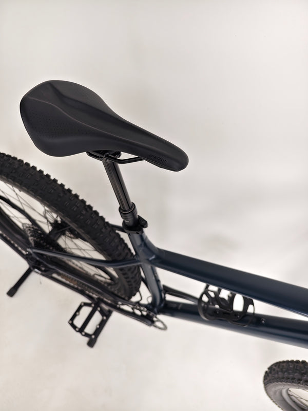 Close-up of the handgrips and brake levers on Specialized Fuse Sport 27.5 2024 in Excellent Condition at eMado Bikes.