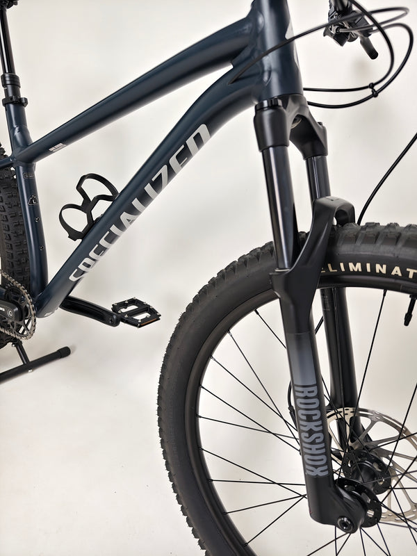 Detailed view of the frame and chainstay of Specialized Fuse Sport 27.5 2024 in Excellent Condition at eMado Bikes, showcasing the aluminum construction.