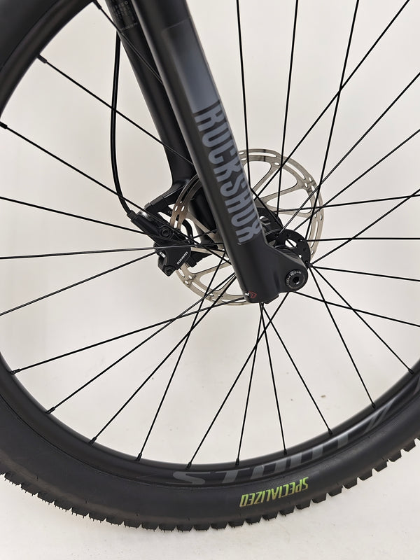Front side detail of the Specialized Fuse Sport 27.5 2024 in Excellent Condition at eMado Bikes, with focus on the suspension fork.