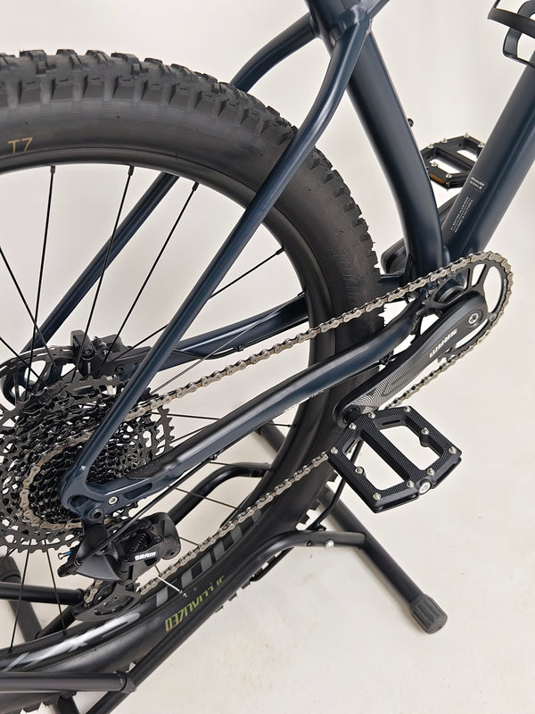 Pedal and crank area on Specialized Fuse Sport 27.5 2024 in Excellent Condition at eMado Bikes.