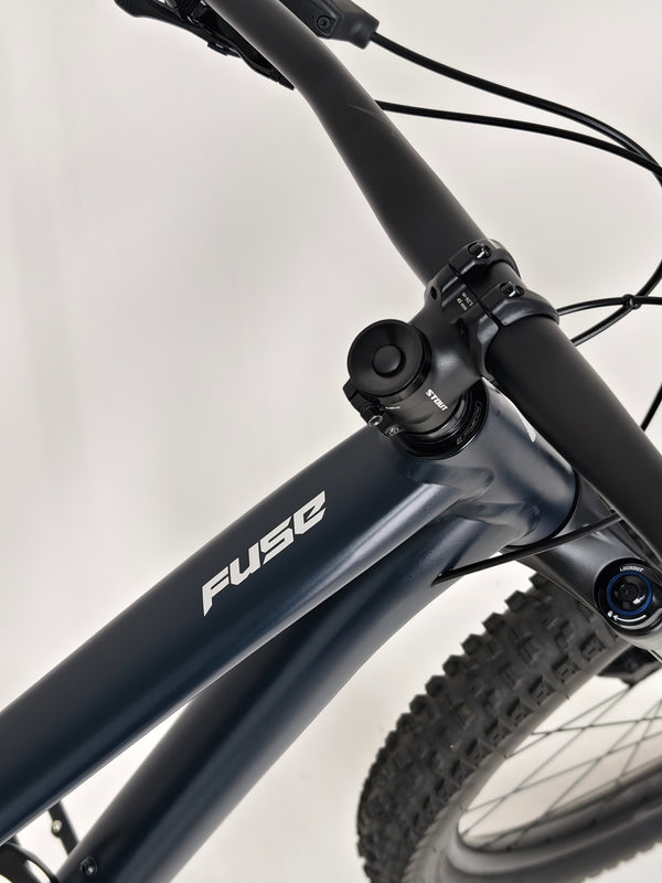 Tire and rear derailleur close-up of the Specialized Fuse Sport 27.5 2024 in Excellent Condition at eMado Bikes.