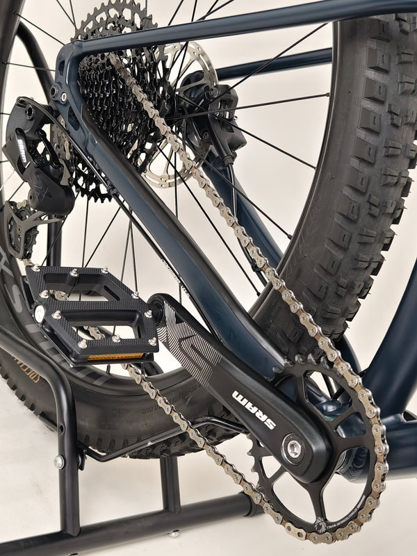 Detailed picture of the saddle on the Specialized Fuse Sport 27.5 2024 in Excellent Condition at eMado Bikes, emphasizing comfort.