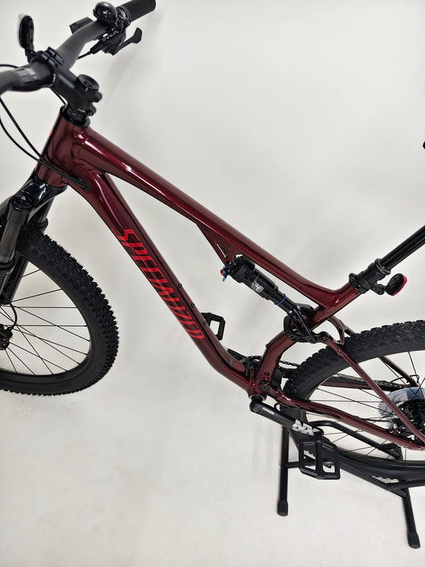 Image featuring the bike's overall profile showing its striking appearance on the Specialized Chisel 2025 Never Used Bike.