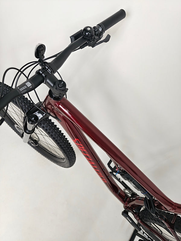 Detailed view of the top tube and seat of the Specialized Chisel 2025 Never Used Bike, emphasizing comfort and quality.