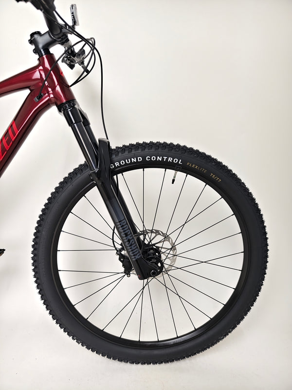 Close shot of the handlebar grips and mechanism on the Specialized Chisel 2025 Never Used Bike, designed for comfort.