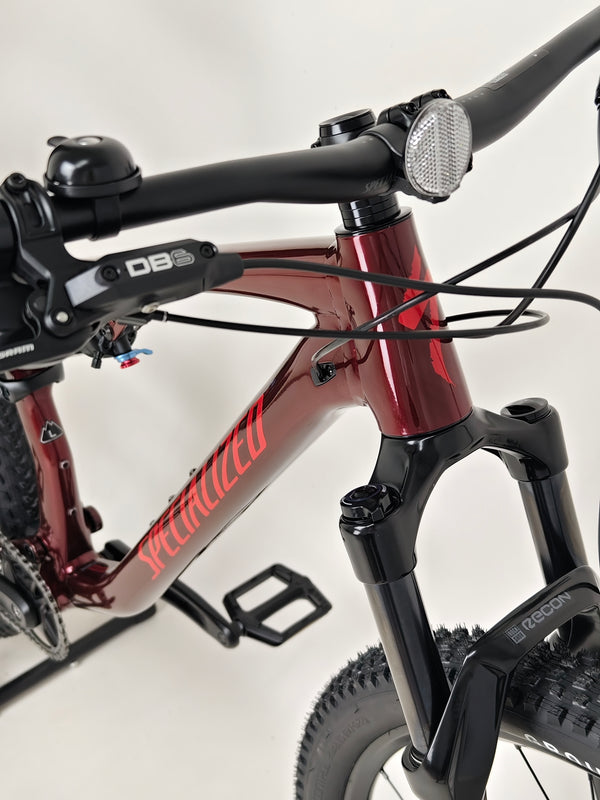 Close look at the wheels and tires of the Specialized Chisel 2025 Never Used Bike, underlining its Tubeless-ready features.