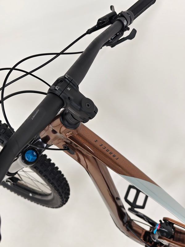 Top-down view of the handlebar setup on Giant Trance X 2 2023 mountain bike, featuring controls and grips.
