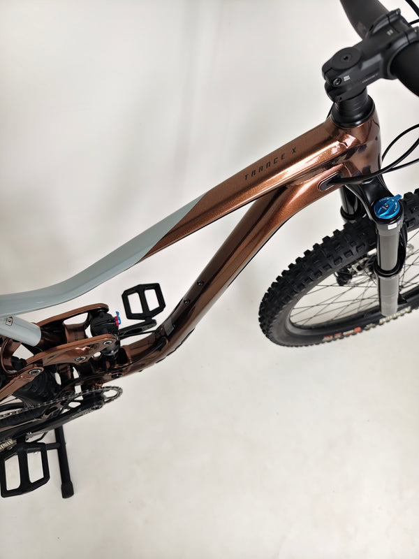 Close-up of the bottom bracket and crankset on Giant Trance X 2 2023 mountain bike, showcasing drivetrain design.