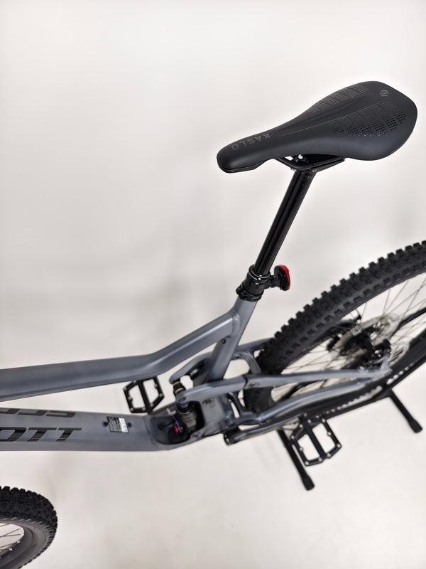 Scott Ransom 930 2023 Enduro Bike in Excellent Condition, showcasing the handlebar and braking system.