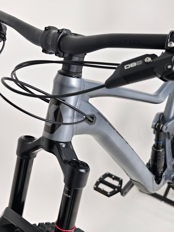 Scott Ransom 930 2023 Enduro Bike in Excellent Condition, detailing seat post height adjustment mechanism.