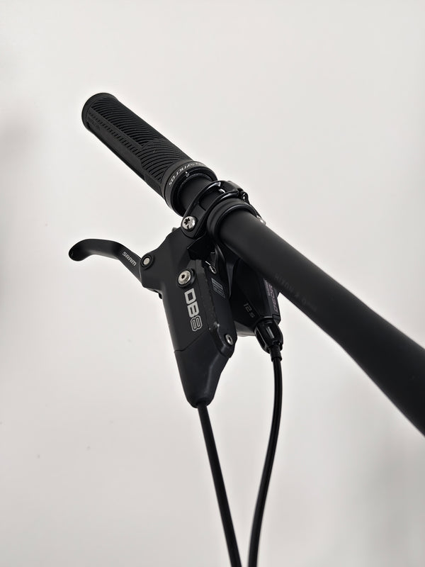 Scott Ransom 930 2023 Enduro Bike in Excellent Condition, detailed look at the chain and cassette.