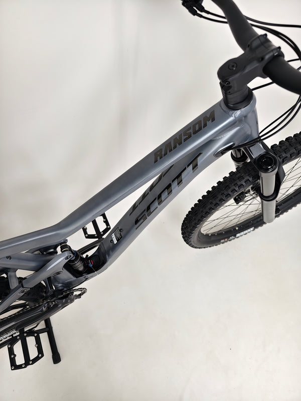 Scott Ransom 930 2023 Enduro Bike in Excellent Condition, showcasing the saddle and dropper post.