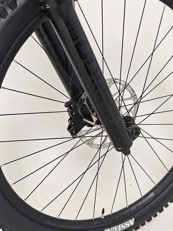 Scott Ransom 930 2023 Enduro Bike in Excellent Condition, highlighted focus on the bottom bracket area.