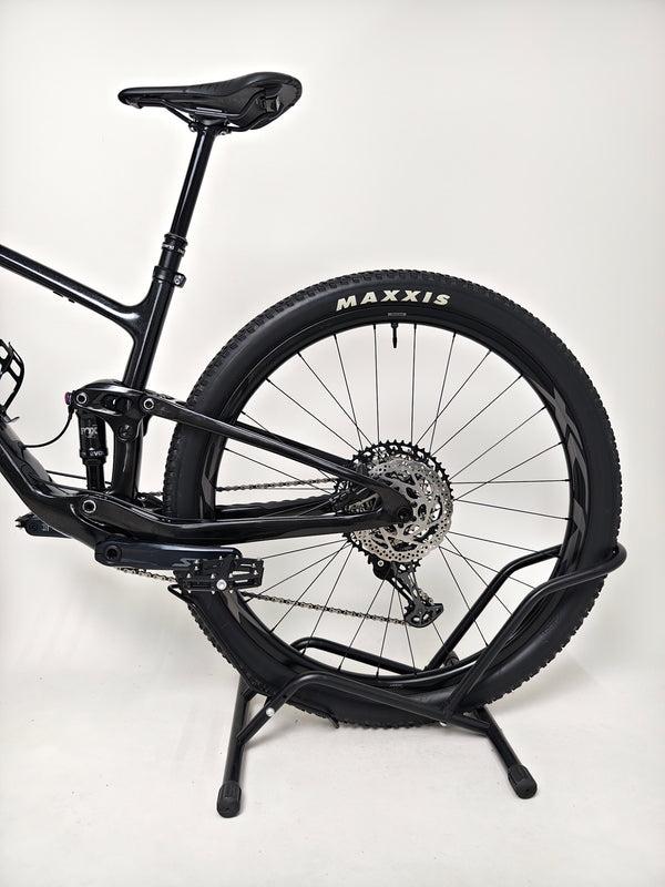 Giant Anthem Advanced Pro 29 2 2023 CARBON bike displayed in a showroom, emphasizing its condition.